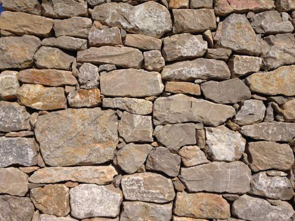 Réalisation d'un mur en pierres sèches à proximité de Gordes